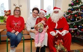 Mikołaj wśr&oacute;d najmłodszych (przredszkola, oddziały przedszkolne, punkty dziennej opieki) 243