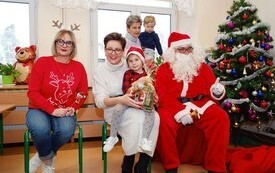 Mikołaj wśr&oacute;d najmłodszych (przredszkola, oddziały przedszkolne, punkty dziennej opieki) 246