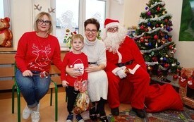 Mikołaj wśr&oacute;d najmłodszych (przredszkola, oddziały przedszkolne, punkty dziennej opieki) 250