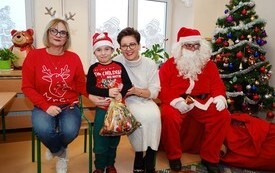 Mikołaj wśr&oacute;d najmłodszych (przredszkola, oddziały przedszkolne, punkty dziennej opieki) 251