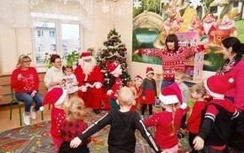 Mikołaj wśr&oacute;d najmłodszych (przredszkola, oddziały przedszkolne, punkty dziennej opieki) 252