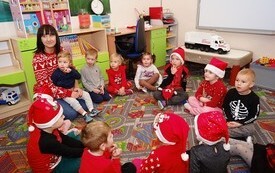 Mikołaj wśr&oacute;d najmłodszych (przredszkola, oddziały przedszkolne, punkty dziennej opieki) 255