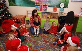 Mikołaj wśr&oacute;d najmłodszych (przredszkola, oddziały przedszkolne, punkty dziennej opieki) 256