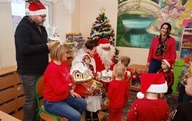 Mikołaj wśr&oacute;d najmłodszych (przredszkola, oddziały przedszkolne, punkty dziennej opieki) 258