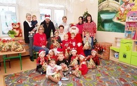 Mikołaj wśr&oacute;d najmłodszych (przredszkola, oddziały przedszkolne, punkty dziennej opieki) 259