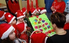 Mikołaj wśr&oacute;d najmłodszych (przredszkola, oddziały przedszkolne, punkty dziennej opieki) 260