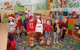 Mikołaj wśr&oacute;d najmłodszych (przredszkola, oddziały przedszkolne, punkty dziennej opieki) 263