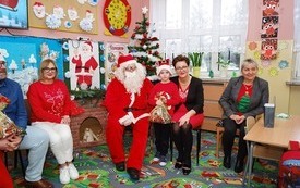 Mikołaj wśr&oacute;d najmłodszych (przredszkola, oddziały przedszkolne, punkty dziennej opieki) 264