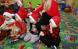 Mikołaj wśr&oacute;d najmłodszych (przredszkola, oddziały przedszkolne, punkty dziennej opieki) 275