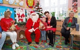 Mikołaj wśr&oacute;d najmłodszych (przredszkola, oddziały przedszkolne, punkty dziennej opieki) 277