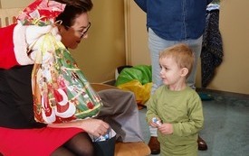 Mikołaj wśr&oacute;d najmłodszych (przredszkola, oddziały przedszkolne, punkty dziennej opieki) 285