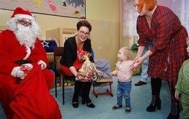 Mikołaj wśr&oacute;d najmłodszych (przredszkola, oddziały przedszkolne, punkty dziennej opieki) 288