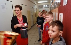 Mikołaj wśr&oacute;d najmłodszych (przredszkola, oddziały przedszkolne, punkty dziennej opieki) 295