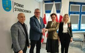 Podpisanie umowy na inwestycje drogowe w Adamowie i w Lipiu (drogi powiatowe) 1