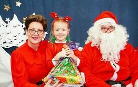 Mikołaj wraz z W&oacute;jhtem Gminy Brody odwiedził wszystkie przedszkola i punkty dziennego opiekuna dla dzieci do lat 3 12
