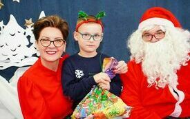 Mikołaj wraz z W&oacute;jhtem Gminy Brody odwiedził wszystkie przedszkola i punkty dziennego opiekuna dla dzieci do lat 3 15