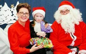 Mikołaj wraz z W&oacute;jhtem Gminy Brody odwiedził wszystkie przedszkola i punkty dziennego opiekuna dla dzieci do lat 3 17
