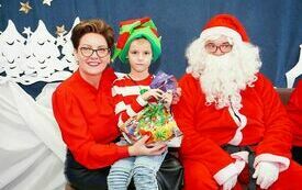 Mikołaj wraz z W&oacute;jhtem Gminy Brody odwiedził wszystkie przedszkola i punkty dziennego opiekuna dla dzieci do lat 3 18