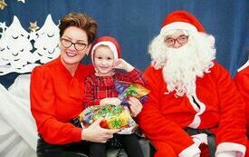 Mikołaj wraz z W&oacute;jhtem Gminy Brody odwiedził wszystkie przedszkola i punkty dziennego opiekuna dla dzieci do lat 3 26