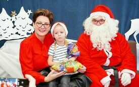 Mikołaj wraz z W&oacute;jhtem Gminy Brody odwiedził wszystkie przedszkola i punkty dziennego opiekuna dla dzieci do lat 3 30