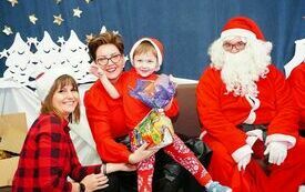 Mikołaj wraz z W&oacute;jhtem Gminy Brody odwiedził wszystkie przedszkola i punkty dziennego opiekuna dla dzieci do lat 3 33