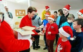 Mikołaj wraz z W&oacute;jhtem Gminy Brody odwiedził wszystkie przedszkola i punkty dziennego opiekuna dla dzieci do lat 3 55