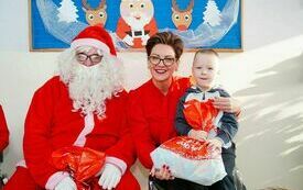 Mikołaj wraz z W&oacute;jhtem Gminy Brody odwiedził wszystkie przedszkola i punkty dziennego opiekuna dla dzieci do lat 3 64
