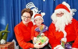 Mikołaj wraz z W&oacute;jhtem Gminy Brody odwiedził wszystkie przedszkola i punkty dziennego opiekuna dla dzieci do lat 3 70