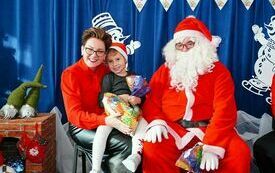 Mikołaj wraz z W&oacute;jhtem Gminy Brody odwiedził wszystkie przedszkola i punkty dziennego opiekuna dla dzieci do lat 3 76