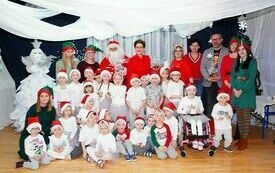 Mikołaj wraz z W&oacute;jhtem Gminy Brody odwiedził wszystkie przedszkola i punkty dziennego opiekuna dla dzieci do lat 3 85