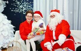 Mikołaj wraz z W&oacute;jhtem Gminy Brody odwiedził wszystkie przedszkola i punkty dziennego opiekuna dla dzieci do lat 3 88