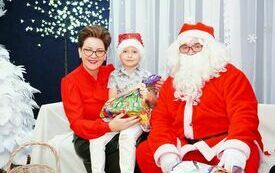 Mikołaj wraz z W&oacute;jhtem Gminy Brody odwiedził wszystkie przedszkola i punkty dziennego opiekuna dla dzieci do lat 3 90