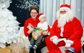 Mikołaj wraz z W&oacute;jhtem Gminy Brody odwiedził wszystkie przedszkola i punkty dziennego opiekuna dla dzieci do lat 3 108