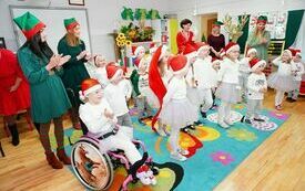 Mikołaj wraz z W&oacute;jhtem Gminy Brody odwiedził wszystkie przedszkola i punkty dziennego opiekuna dla dzieci do lat 3 113