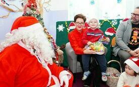 Mikołaj wraz z W&oacute;jhtem Gminy Brody odwiedził wszystkie przedszkola i punkty dziennego opiekuna dla dzieci do lat 3 126