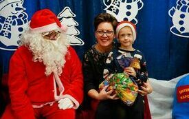 Mikołaj wraz z W&oacute;jhtem Gminy Brody odwiedził wszystkie przedszkola i punkty dziennego opiekuna dla dzieci do lat 3 131