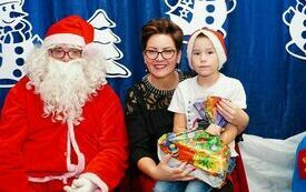 Mikołaj wraz z W&oacute;jhtem Gminy Brody odwiedził wszystkie przedszkola i punkty dziennego opiekuna dla dzieci do lat 3 139