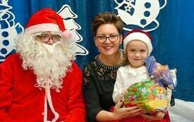 Mikołaj wraz z W&oacute;jhtem Gminy Brody odwiedził wszystkie przedszkola i punkty dziennego opiekuna dla dzieci do lat 3 144