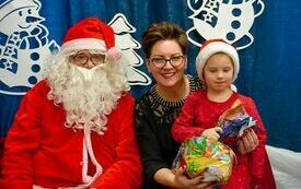 Mikołaj wraz z W&oacute;jhtem Gminy Brody odwiedził wszystkie przedszkola i punkty dziennego opiekuna dla dzieci do lat 3 153