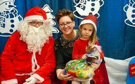 Mikołaj wraz z W&oacute;jhtem Gminy Brody odwiedził wszystkie przedszkola i punkty dziennego opiekuna dla dzieci do lat 3 159