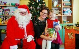 Mikołaj wraz z W&oacute;jhtem Gminy Brody odwiedził wszystkie przedszkola i punkty dziennego opiekuna dla dzieci do lat 3 181