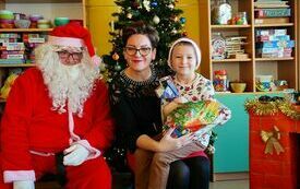 Mikołaj wraz z W&oacute;jhtem Gminy Brody odwiedził wszystkie przedszkola i punkty dziennego opiekuna dla dzieci do lat 3 200