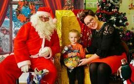 Mikołaj wraz z W&oacute;jhtem Gminy Brody odwiedził wszystkie przedszkola i punkty dziennego opiekuna dla dzieci do lat 3 221