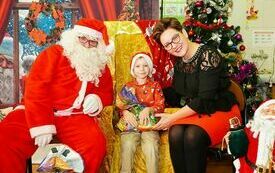 Mikołaj wraz z W&oacute;jhtem Gminy Brody odwiedził wszystkie przedszkola i punkty dziennego opiekuna dla dzieci do lat 3 222