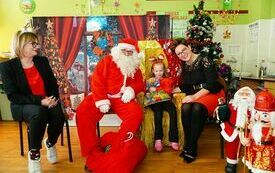 Mikołaj wraz z W&oacute;jhtem Gminy Brody odwiedził wszystkie przedszkola i punkty dziennego opiekuna dla dzieci do lat 3 225