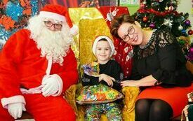 Mikołaj wraz z W&oacute;jhtem Gminy Brody odwiedził wszystkie przedszkola i punkty dziennego opiekuna dla dzieci do lat 3 227