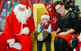 Mikołaj wraz z W&oacute;jhtem Gminy Brody odwiedził wszystkie przedszkola i punkty dziennego opiekuna dla dzieci do lat 3 233