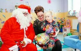 Mikołaj wraz z W&oacute;jhtem Gminy Brody odwiedził wszystkie przedszkola i punkty dziennego opiekuna dla dzieci do lat 3 243