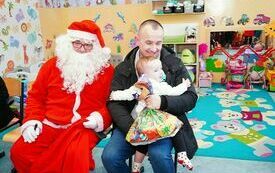 Mikołaj wraz z W&oacute;jhtem Gminy Brody odwiedził wszystkie przedszkola i punkty dziennego opiekuna dla dzieci do lat 3 244