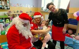 Mikołaj wraz z W&oacute;jhtem Gminy Brody odwiedził wszystkie przedszkola i punkty dziennego opiekuna dla dzieci do lat 3 248
